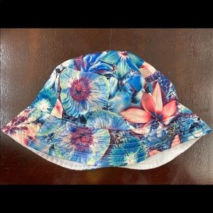 Reversible bucket hat